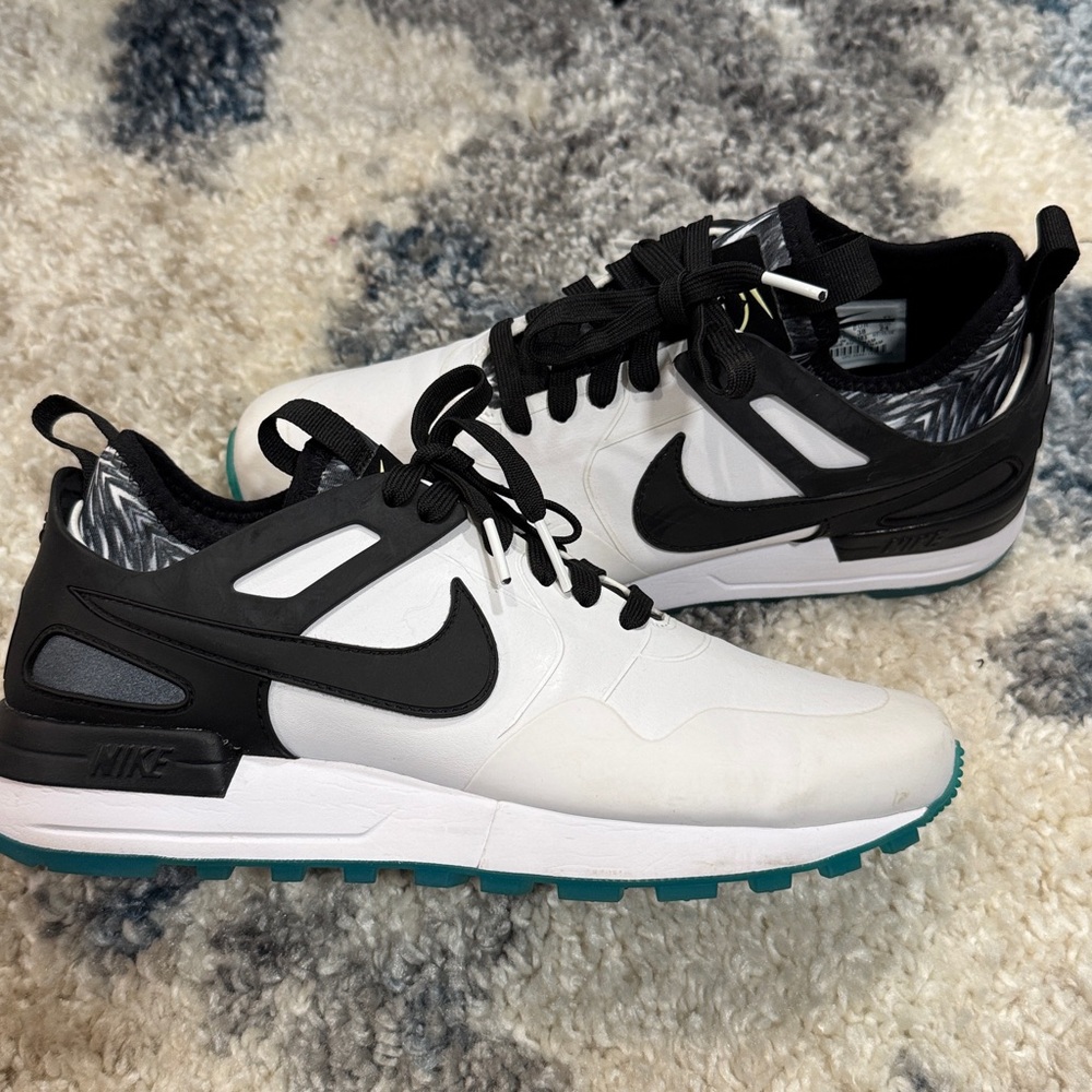 Nike White and Black Sneakers with Teal Soles